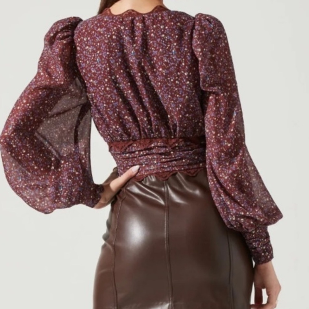 ASTR The Label NWT Brown and Purple Floral Top Size M - Picture 2 of 12